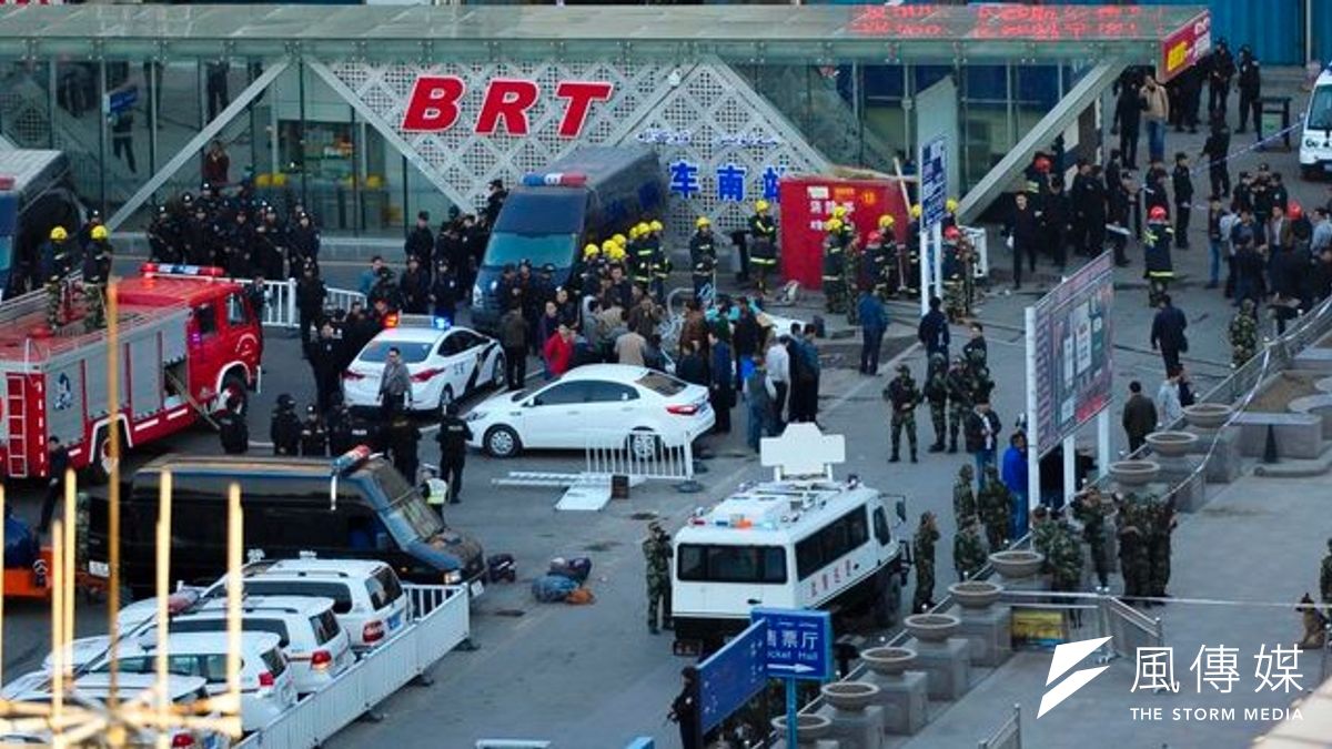 新疆烏魯木齊車站30日發生爆炸,中國警消到場處理。(美聯社) 新疆烏魯木齊車站30日發生爆炸,中國警消到場處理。(美聯社)