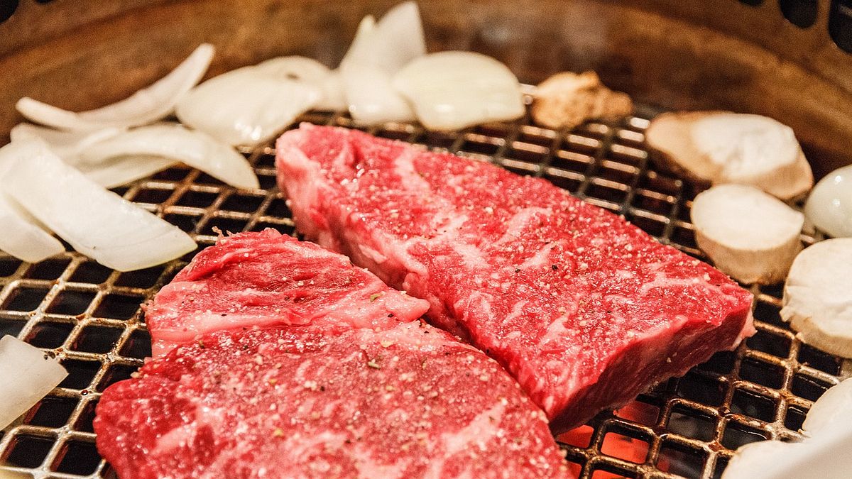 有民眾控訴某高檔餐廳標榜使用食材是「處女和牛」,但沒想到他查詢肉品編號時查詢發現是閹割過的公牛,讓他相當不滿。(示意圖/取自pixabay) 有民眾控訴某高檔餐廳標榜使用食材是「處女和牛」,但沒想到他查詢肉品編號時查詢發現是閹割過的公牛,讓他相當不滿。(示意圖/取自pixabay)