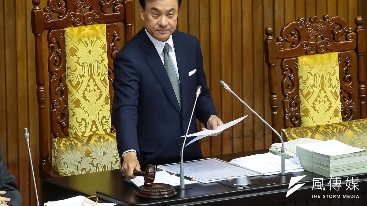 經過連日的協商後,立法院長蘇嘉全於19日宣布106年總預算三讀通過。(顏麟宇攝) 經過連日的協商後,立法院長蘇嘉全於19日宣布106年總預算三讀通過。(顏麟宇攝)