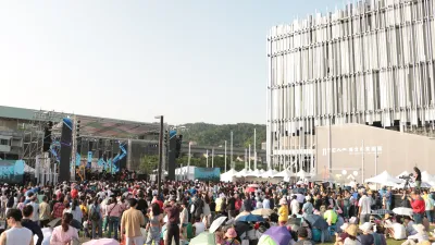 眾多民眾前來新北市美術館參與開園活動。(圖/新北市府提供)