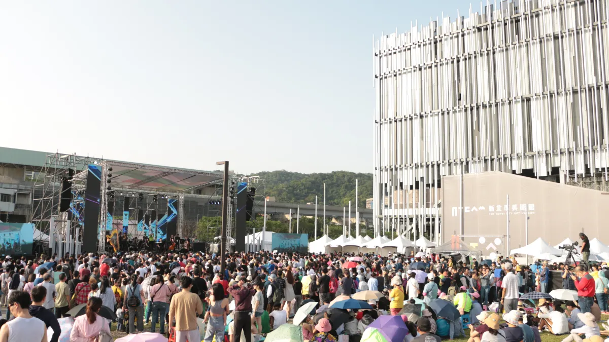 眾多民眾前來新北市美術館參與開園活動。(圖/新北市府提供)