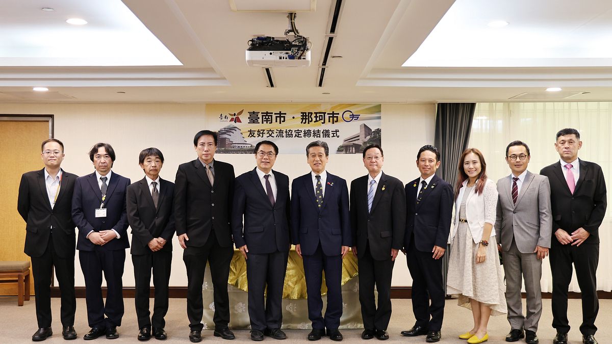 台南市長黃偉哲與日本茨城縣那珂市長先﨑光共同簽署結為友誼市,那珂市議會議長木野広宣、台南市新聞及國關處長蘇恩恩出席見證。(圖/台南市政府提供) 台南市長黃偉哲與日本茨城縣那珂市長先﨑光共同簽署結為友誼市,那珂市議會議長木野広宣、台南市新聞及國關處長蘇恩恩出席見證。(圖/台南市政府提供)