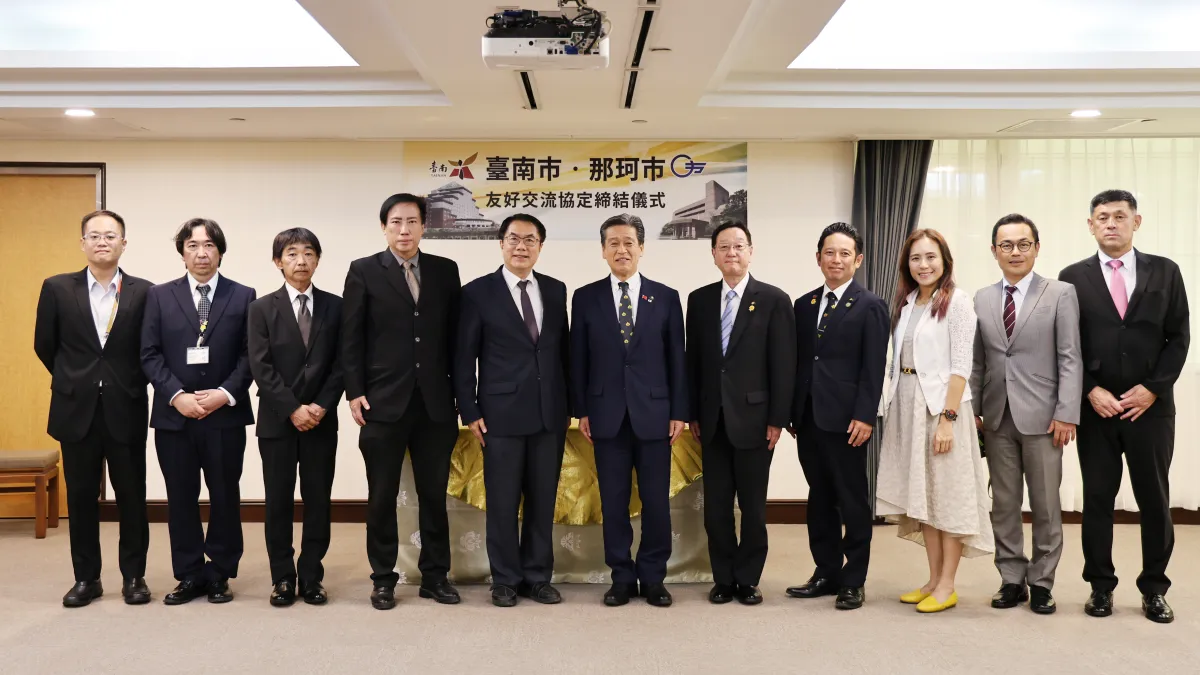 台南市長黃偉哲與日本茨城縣那珂市長先﨑光共同簽署結為友誼市,那珂市議會議長木野広宣、台南市新聞及國關處長蘇恩恩出席見證。(圖/台南市政府提供)