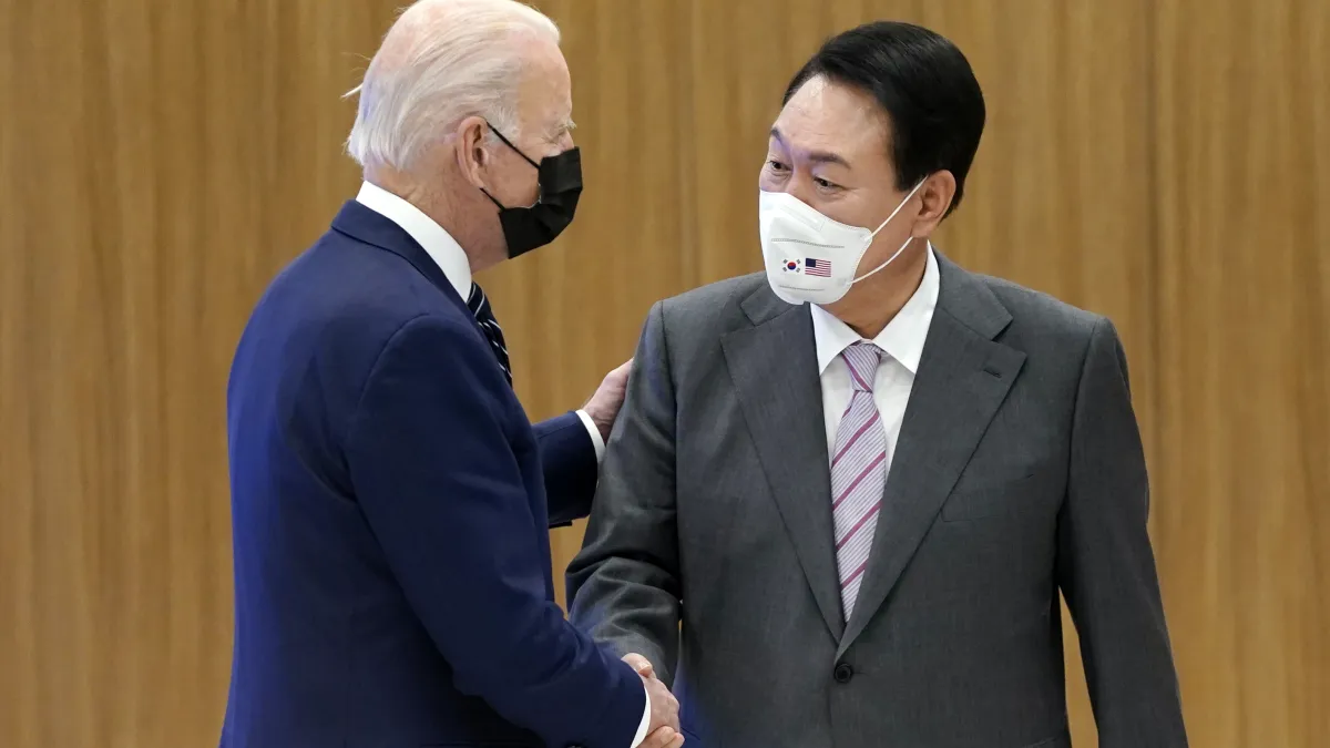 拜登(左)一改過去「先日後韓」的外交傳統,先到韓國與韓國新總統尹錫悅(右)會面。(資料照,美聯社)