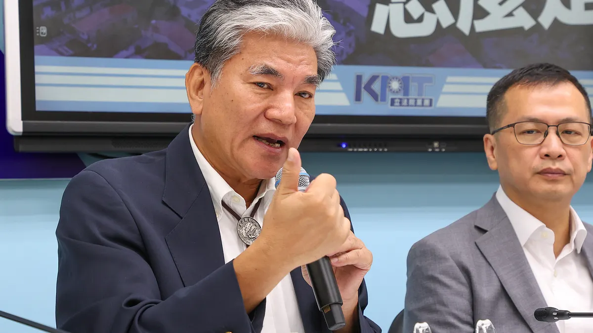 前內政部長李鴻源(左)在今日記者會指出,現行的《災防法》對潰壩、堰塞湖、海嘯是不清楚的,因為沒有發生過,因此亟需修法。(顏麟宇攝) 前內政部長李鴻源(左)在今日記者會指出,現行的《災防法》對潰壩、堰塞湖、海嘯是不清楚的,因為沒有發生過,因此亟需修法。(顏麟宇攝)