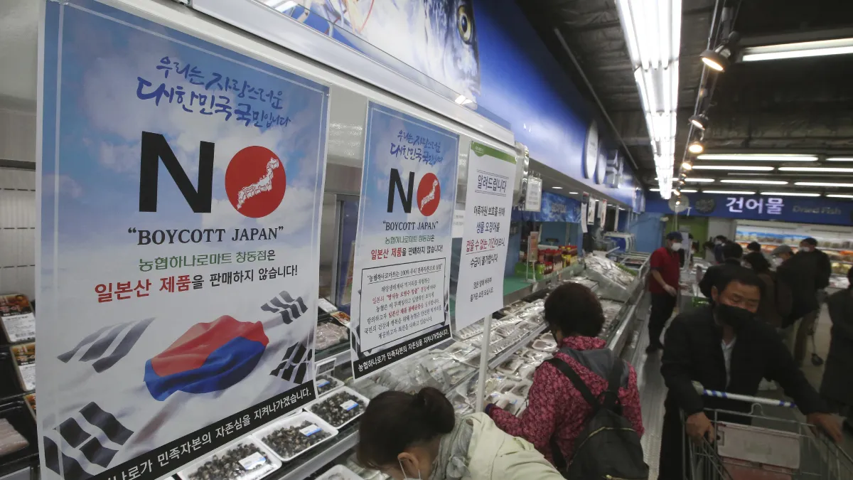 2021年4月,日本政府決定福島核廢水排放入海,南韓水產業者強烈抗議(AP)