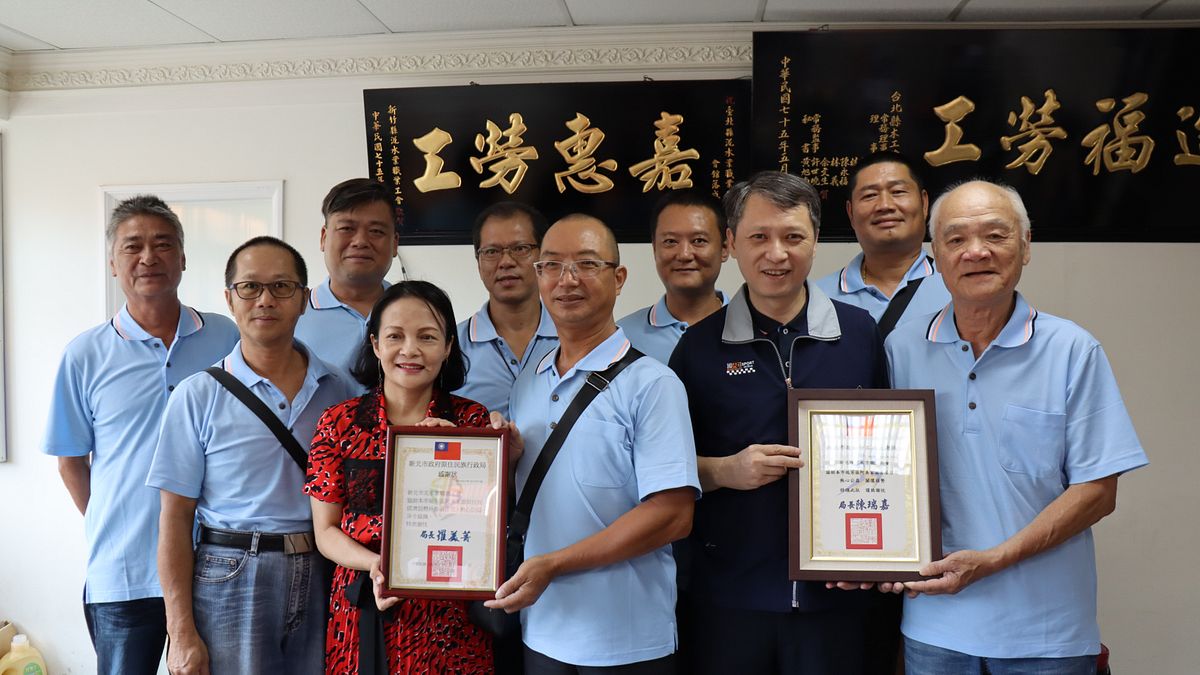 勞工局長陳瑞嘉與原民局長羅美菁首站赴瑞芳泥水業職業工會頒發感謝狀。(圖/新北市勞工局提供) 勞工局長陳瑞嘉與原民局長羅美菁首站赴瑞芳泥水業職業工會頒發感謝狀。(圖/新北市勞工局提供)