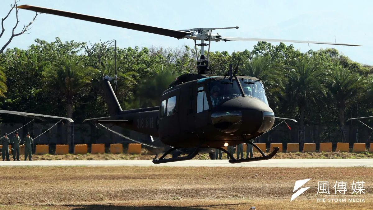 在國軍服役近50年的UH-1H通用直升機30日正式除役,除陸航部隊為主力大宗外,包括空軍救護隊、內政部空中勤務總隊都有其身影,歷年來執行的任務不計其數。(蘇仲泓攝)
