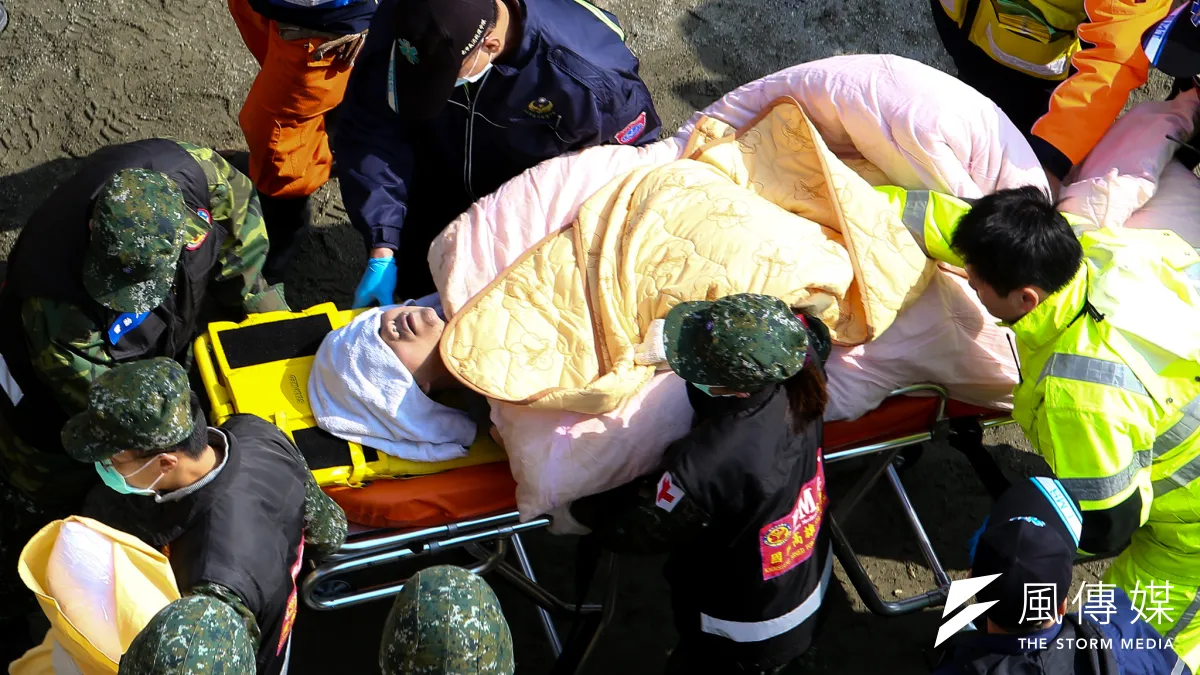 南台灣大地震,救難人員全力搶救台南維冠金龍大樓的災民(陳明仁攝)