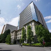 早稲田大学政治経済学部は2027年度から、英語必修授業や高度な数学・データ分析教育を導入する新カリキュラムを実施する。(写真/早稲田大学提供) 早稲田大学政治経済学部は2027年度から、英語必修授業や高度な数学・データ分析教育を導入する新カリキュラムを実施する。(写真/早稲田大学提供)