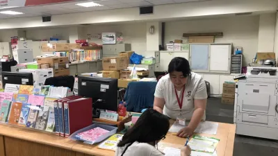 就服員小謝請小媛填寫有關青年穩定就業獎勵金資料。(圖/台中市政府提供)
