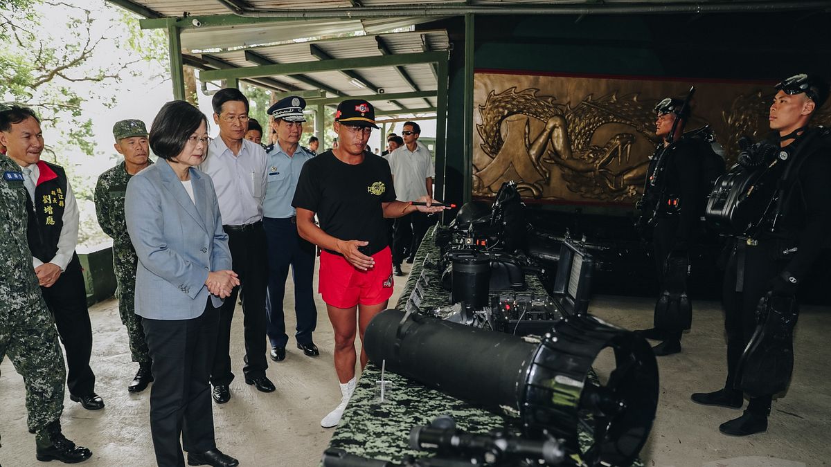 總統蔡英文7日前往馬祖地區視導當地駐軍,走訪包括陸軍101兩棲偵察營第三連、南竿守備大隊混砲連等單位。圖為蔡英文赴偵三連聽取簡報及單位任務、裝備介紹。(取自軍聞社) 總統蔡英文7日前往馬祖地區視導當地駐軍,走訪包括陸軍101兩棲偵察營第三連、南竿守備大隊混砲連等單位。圖為蔡英文赴偵三連聽取簡報及單位任務、裝備介紹。(取自軍聞社)