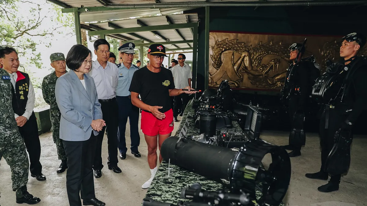 總統蔡英文7日前往馬祖地區視導當地駐軍,走訪包括陸軍101兩棲偵察營第三連、南竿守備大隊混砲連等單位。圖為蔡英文赴偵三連聽取簡報及單位任務、裝備介紹。(取自軍聞社)