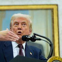 2025年8月6日、アメリカのトランプ大統領とアップルのクックCEOがホワイトハウスでアップルの投資とアメリカの半導体関税決定を発表。(AP通信) 2025年8月6日、アメリカのトランプ大統領とアップルのクックCEOがホワイトハウスでアップルの投資とアメリカの半導体関税決定を発表。(AP通信)