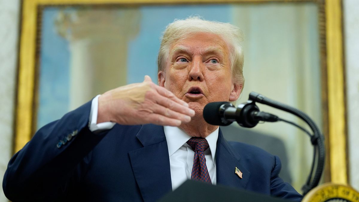 2025年8月6日、アメリカのトランプ大統領とアップルのクックCEOがホワイトハウスでアップルの投資とアメリカの半導体関税決定を発表。(AP通信) 2025年8月6日、アメリカのトランプ大統領とアップルのクックCEOがホワイトハウスでアップルの投資とアメリカの半導体関税決定を発表。(AP通信)