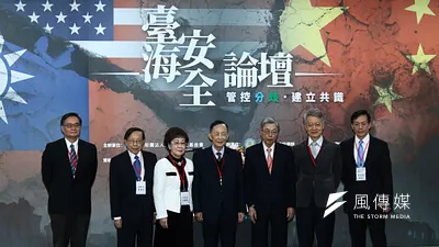 21世紀基金會「台海安全論壇」,前副總統呂秀蓮(左三)、基金會董事長高育仁(左四)、遠見董事長高希均(左二) 、兩岸經貿交流協會高孔廉會長(右三)等一同出席。(資料照,蔡親傑攝)