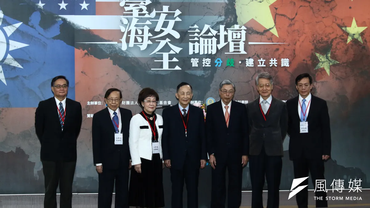 21世紀基金會「台海安全論壇」,前副總統呂秀蓮(左三)、基金會董事長高育仁(左四)、遠見董事長高希均(左二) 、兩岸經貿交流協會高孔廉會長(右三)等一同出席。(資料照,蔡親傑攝)