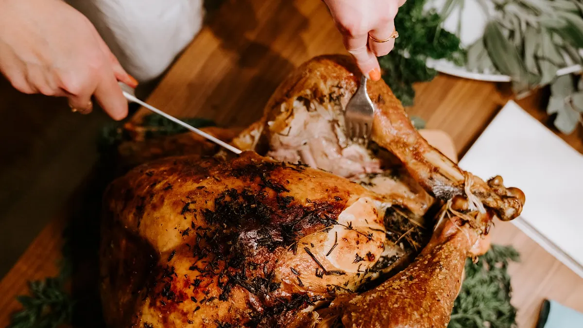 沃爾瑪在美國推出平價感恩節火雞套餐。示意圖,並非沃爾瑪火雞餐本雞。(資料照,取自Unsplash) 沃爾瑪在美國推出平價感恩節火雞套餐。示意圖,並非沃爾瑪火雞餐本雞。(資料照,取自Unsplash)