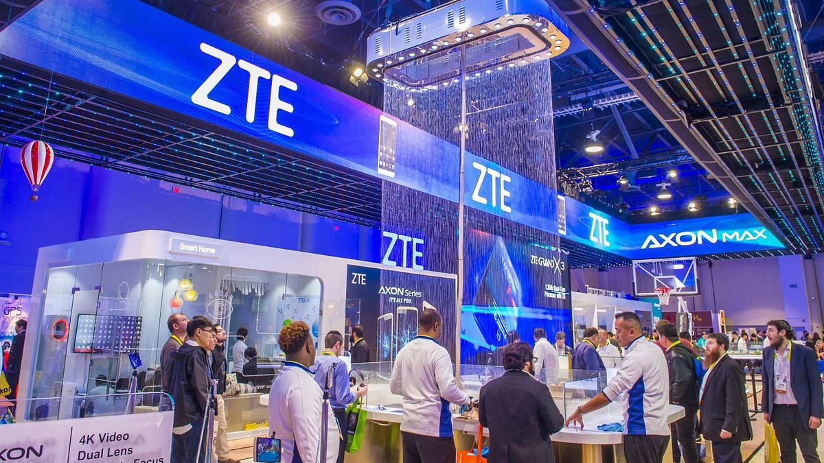 本周傳出中興已經跟美國商務部簽署協議,將拿出17億美元(約合新台幣508億元)罰款換取解除禁售令。對於中興罰款了事的作法,美國議員則批評川普做了錯誤的決定。(圖/取自shutterstock,數位時代提供) 本周傳出中興已經跟美國商務部簽署協議,將拿出17億美元(約合新台幣508億元)罰款換取解除禁售令。對於中興罰款了事的作法,美國議員則批評川普做了錯誤的決定。(圖/取自shutterstock,數位時代提供)