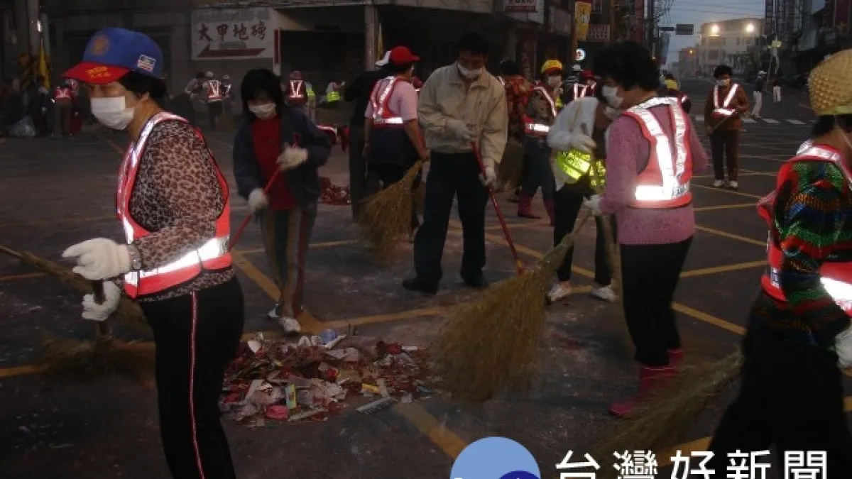 讚!歡送媽祖人潮遺留滿地垃圾 環保志工1小時搞定
