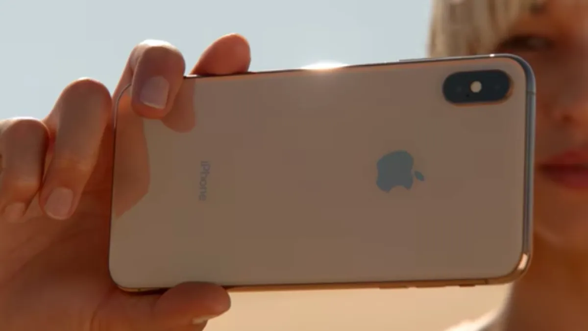 隨著3支新iPhone出世,去年亮相的十週年紀念機iPhone X悄悄在官網上消失,上市一年後就走入歷史,而新iPhone售價刷創新高,分析師認為蘋果正在測試消費者的價格天花板。(圖/Apple Youtube,數位時代提供)