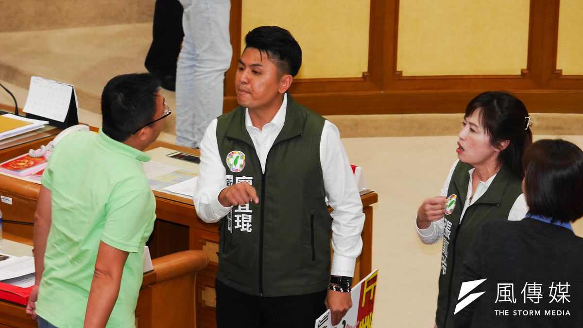 新北市長侯友宜出席新北市議會市政總質詢,國民黨籍議員王威元與民進黨議員產生口角。(蔡親傑攝) 新北市長侯友宜出席新北市議會市政總質詢,國民黨籍議員王威元與民進黨議員產生口角。(蔡親傑攝)