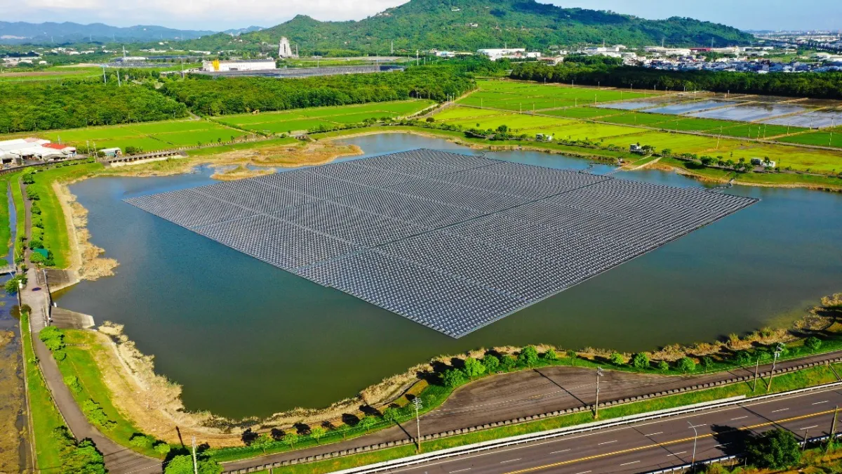 前峰子滯洪池(水面型),設置容量:5899.5kW,年發電量:7,536,611度。(圖/高市府工務局提供)