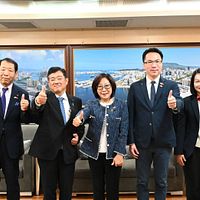 康裕成議長が国民外交促進会の林智鴻会長、湯詠瑜副会長とともに熊本県議会の山口裕議長、藤川隆夫会長を迎える。(写真/高市議会提供) 康裕成議長が国民外交促進会の林智鴻会長、湯詠瑜副会長とともに熊本県議会の山口裕議長、藤川隆夫会長を迎える。(写真/高市議会提供)