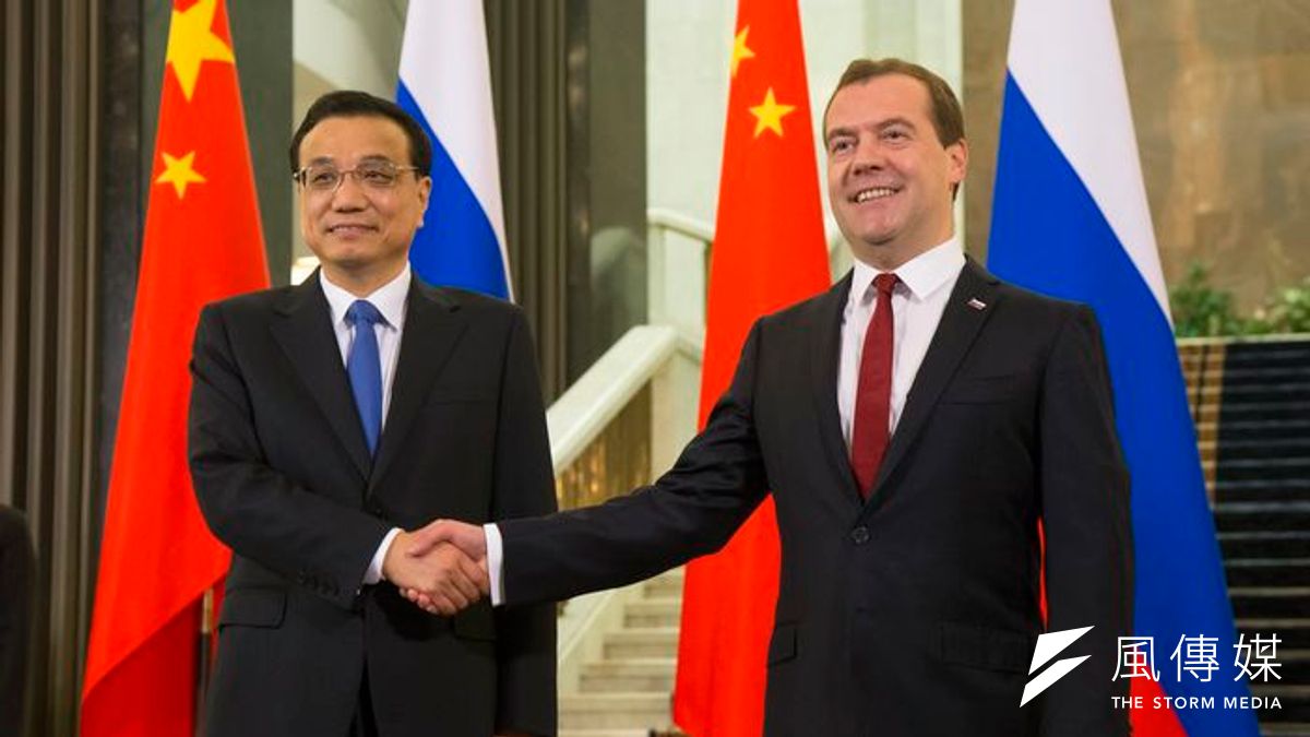 中國總理李克強(左)13日造訪俄國時,與俄國總理梅德韋傑夫(右)會面。(美聯社) 中國總理李克強(左)13日造訪俄國時,與俄國總理梅德韋傑夫(右)會面。(美聯社)