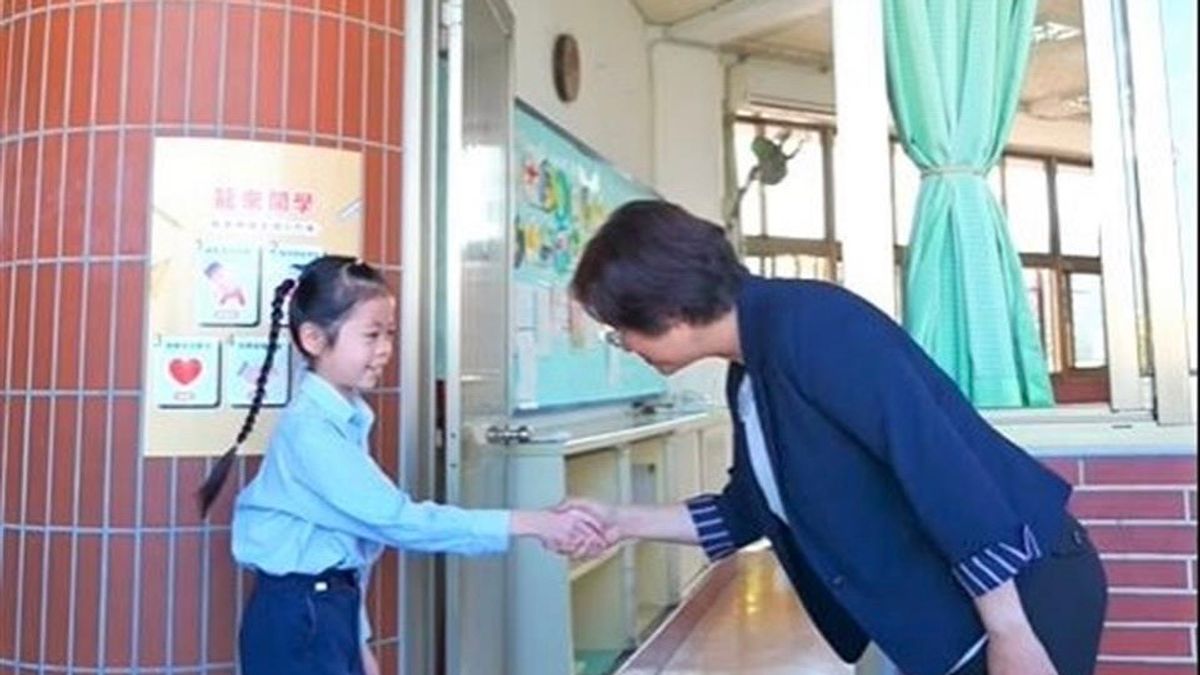 彰化縣長王惠美在開學日,透過臉書有五項小叮嚀,包括一調整生活、二作息輕鬆、三愉快學習、四訓練自主能力、五同學和睦相處,彰化縣警局同步啟動「護童專案」。(圖/彰化縣政府) 彰化縣長王惠美在開學日,透過臉書有五項小叮嚀,包括一調整生活、二作息輕鬆、三愉快學習、四訓練自主能力、五同學和睦相處,彰化縣警局同步啟動「護童專案」。(圖/彰化縣政府)