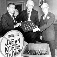 1987年6月2日、民主党上院議員メッツェンバウム(中央)、アレゲーニー・テクノロジーズ社の会長リチャード・シモンズ(左)、ステンレス製食器メーカーであるオナイダの責任者ビル・マシューズがアメリカ合衆国議会議事堂で記者会見を開き、上院の食堂のすべての食器をアメリカ製に全面的に切り替えることを発表し、日本、韓国、台湾製品の調達や使用を停止することを宣言した。(AP通信) 1987年6月2日、民主党上院議員メッツェンバウム(中央)、アレゲーニー・テクノロジーズ社の会長リチャード・シモンズ(左)、ステンレス製食器メーカーであるオナイダの責任者ビル・マシューズがアメリカ合衆国議会議事堂で記者会見を開き、上院の食堂のすべての食器をアメリカ製に全面的に切り替えることを発表し、日本、韓国、台湾製品の調達や使用を停止することを宣言した。(AP通信)