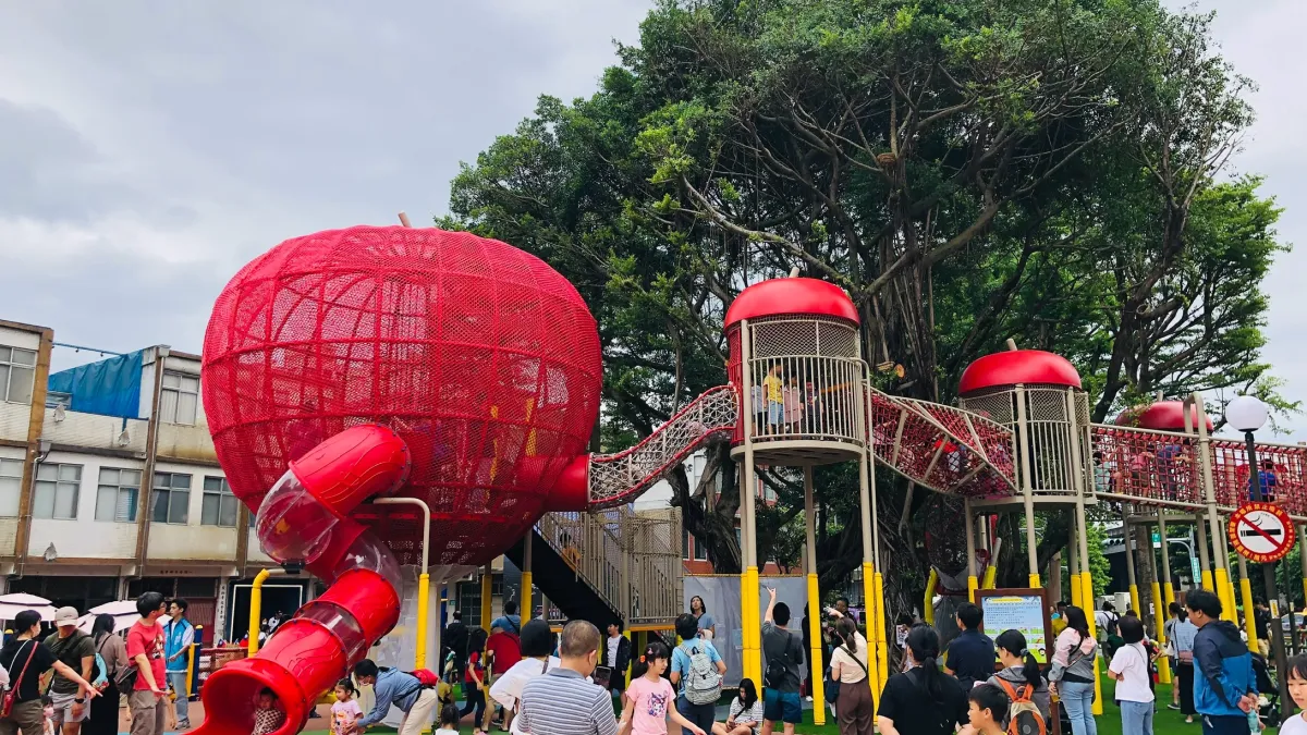 三重同安36公園,結合自然生態蘋果造型共融遊具,小朋友玩的不易樂乎。(圖/新北市景觀處提供)