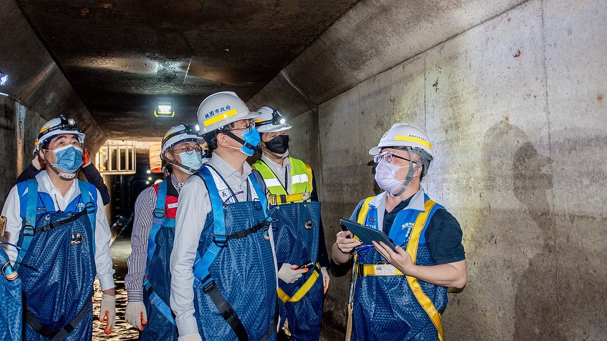 桃園市長張善政穿著青蛙裝,視察雨水下水道及社區自主防災情形。(圖/桃園市政府提供) 桃園市長張善政穿著青蛙裝,視察雨水下水道及社區自主防災情形。(圖/桃園市政府提供)