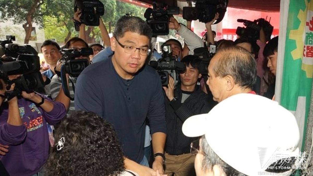 國民黨台北市長候選人連勝文選情低迷,黃復興黨部總動員,要為連催出15萬票。(蘇仲泓攝) 國民黨台北市長候選人連勝文選情低迷,黃復興黨部總動員,要為連催出15萬票。(蘇仲泓攝)