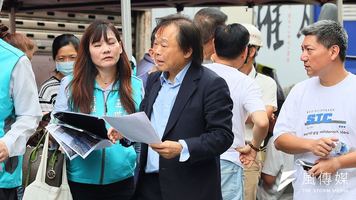民進黨台北市議員王世堅8日至大直街民宅下陷事發地現場進行關切,痛批建商「胡作非為」。(柯承惠攝) 民進黨台北市議員王世堅8日至大直街民宅下陷事發地現場進行關切,痛批建商「胡作非為」。(柯承惠攝)