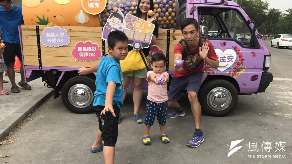 屏東縣長潘孟安推出巡迴扭蛋車「安安彩蛋號」,成為親子、青年族群熱烈討論的話題。(圖/徐炳文攝)