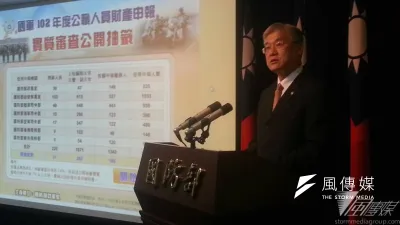 國防部政風室預防科長黃尚香表示,近3年共73位將校被查出財產申報不實。圖為國防部副部長夏立言親自抽出要接受財產申報實質審查將校的畫面。(朱明攝)