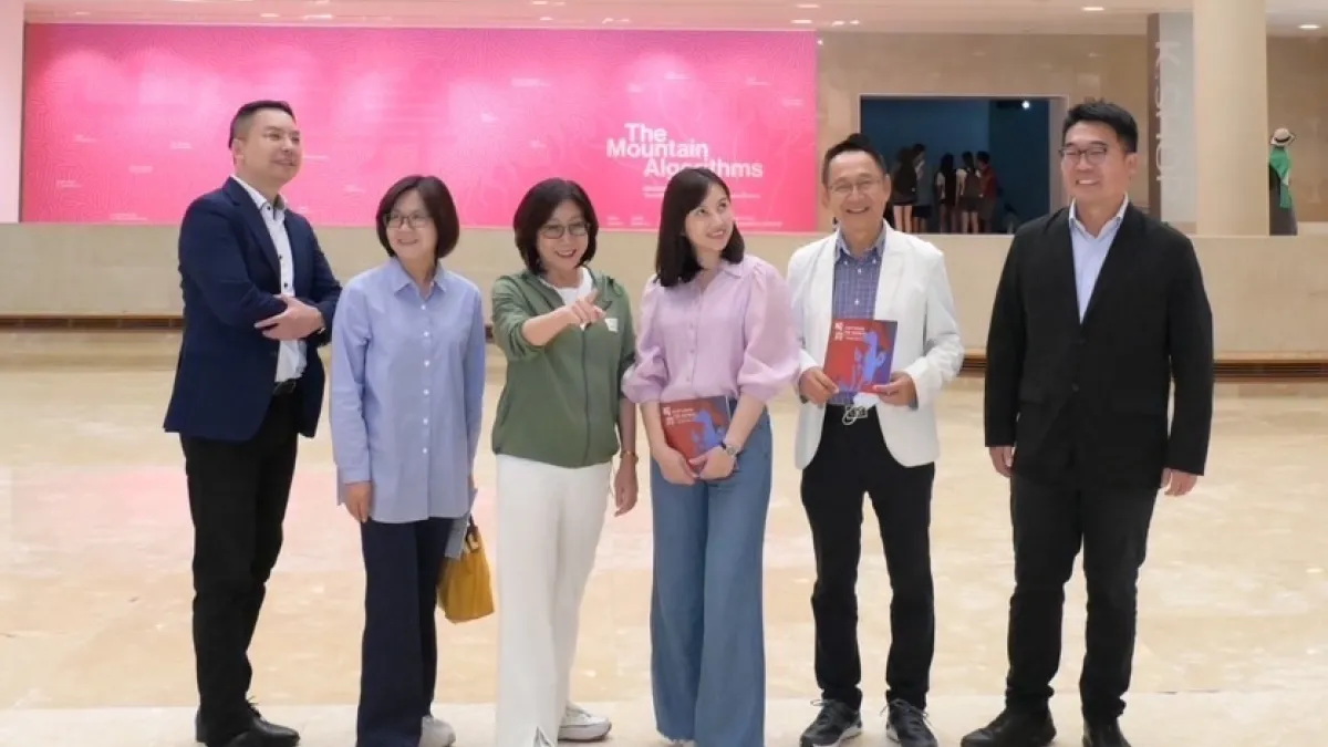 對藝術情有獨鍾的議長康裕成,率方信淵、李雅慧、邱俊憲、黃飛鳳及黃文益等議員前往朝聖。(圖/高市議會提供)