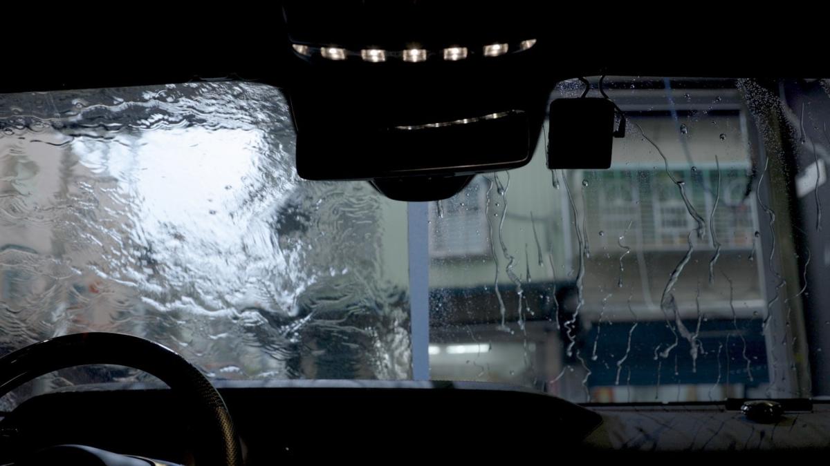 暴雨行車視線藏危機 前擋玻璃油膜未清恐讓雨刷失效 專家籲雨前完成玻璃清潔除霧與車況檢查