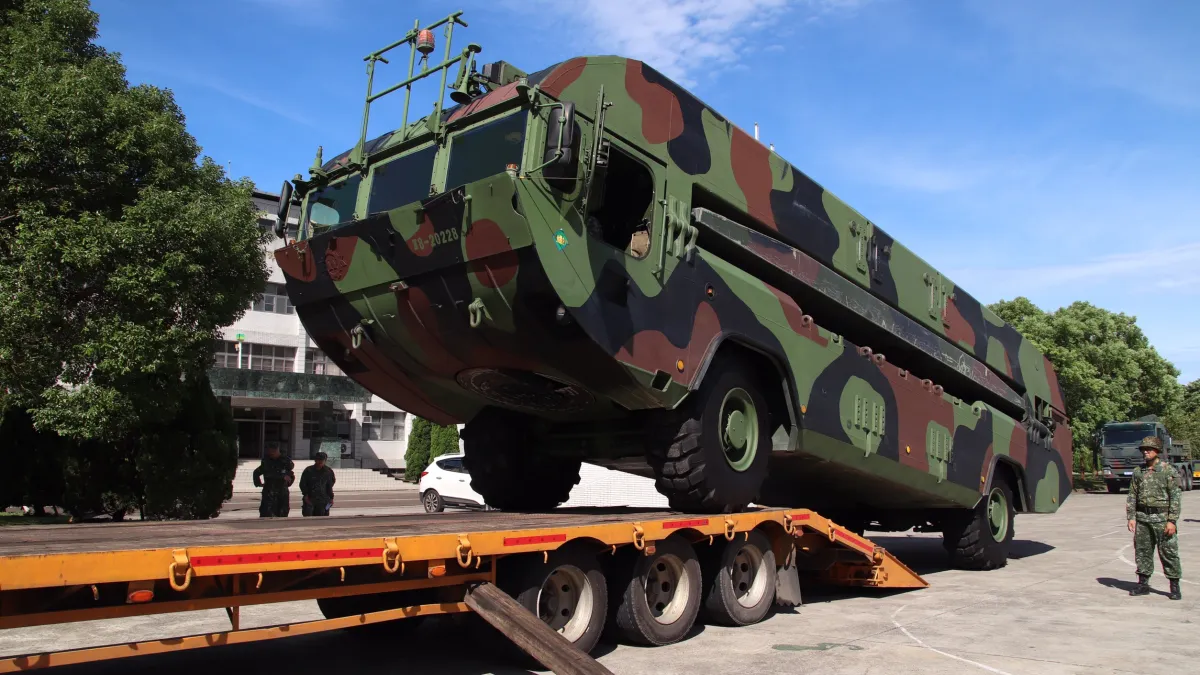 宜蘭南方澳跨海大橋1日天上午驚傳坍塌意外,國軍出動M3機動浮門橋車進駐救援。(陸軍提供)