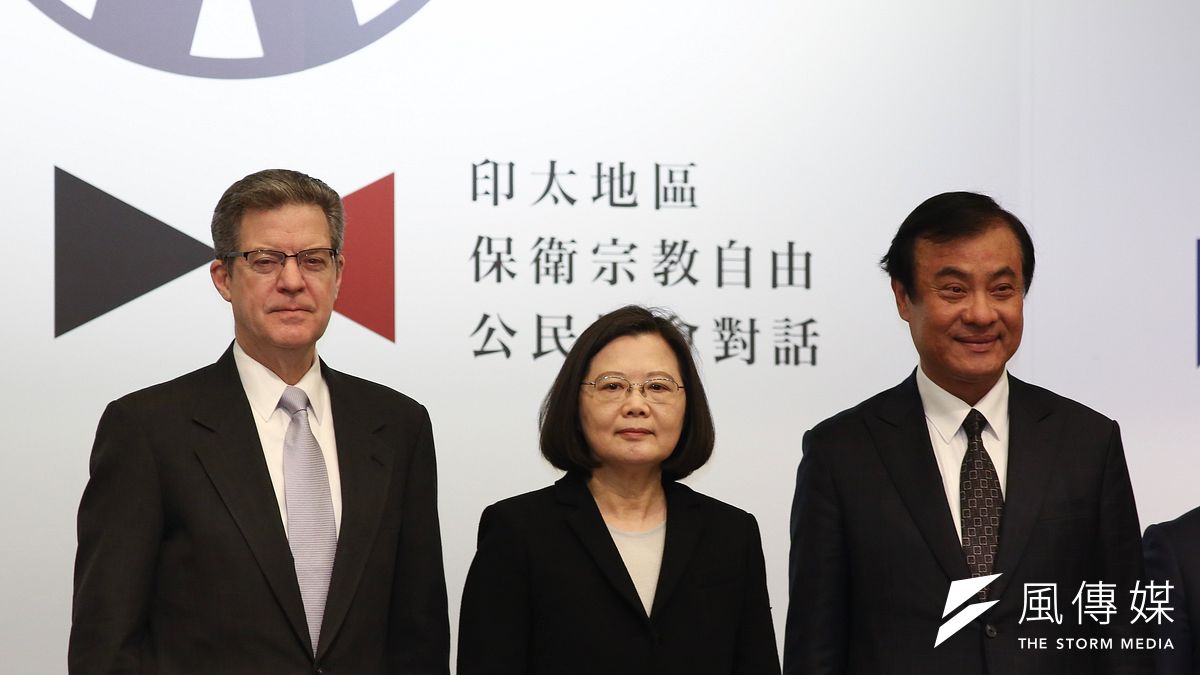 「印太地區保衛宗教自由公民社會對話」開幕典禮,總統蔡英文(中)、立法院長蘇嘉全(右)與美國宗教自由大使布朗巴克出席致詞。(陳品佑攝) 「印太地區保衛宗教自由公民社會對話」開幕典禮,總統蔡英文(中)、立法院長蘇嘉全(右)與美國宗教自由大使布朗巴克出席致詞。(陳品佑攝)