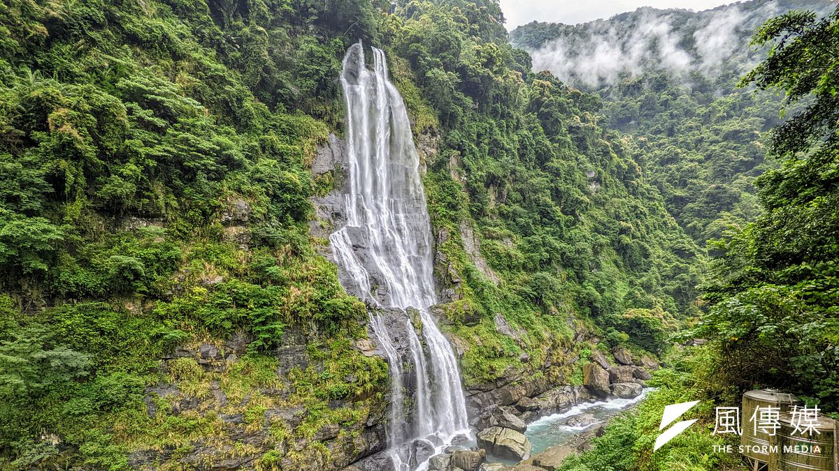 位於新北的烏來瀑布同樣擁有高人氣,山頂長年雲霧繚繞,有著「雲來之瀧」的美稱,加上周邊有著豐富的景點設施,是民眾一日遊的好去處。(資料照/洪煜勛攝) 位於新北的烏來瀑布同樣擁有高人氣,山頂長年雲霧繚繞,有著「雲來之瀧」的美稱,加上周邊有著豐富的景點設施,是民眾一日遊的好去處。(資料照/洪煜勛攝)