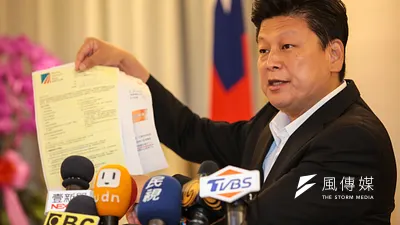 花蓮縣長傅崐萁3日召開「真假台旅法?AIT打臉川普?」記者會,抗議美國在台協會(AIT)拒發赴美簽證,並撂下狠話「再也不去美國」。(顏麟宇攝)