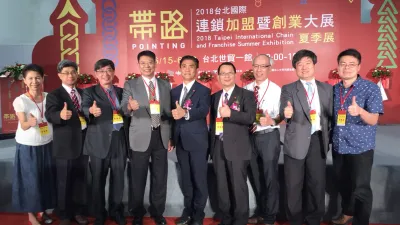宏國德霖科技大學與台灣連鎖加盟促進協會共同進行產學合作簽署儀式,在經濟部商業司長李鎂的見證下,共同為台灣技職教育立下產學合作新頁。(圖/宏國德霖科大提供)