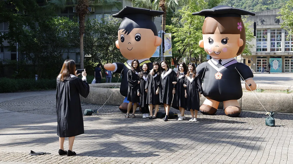 作者直指,政大召開第二一三次校務會議,其中的議案和過程就不詳談,但校長無視議事程序、強勢表決、批評代表。(資料照,取自國立政治大學臉書)