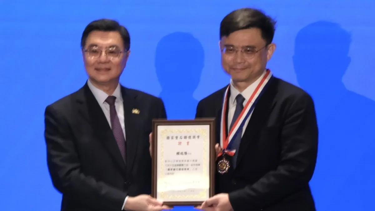 國家磐石關懷獎章評選出國家重要夥伴,卓榮泰院長表揚立委賴瑞隆是推動企業政策與經濟推手。(圖/賴瑞隆服務處提供)