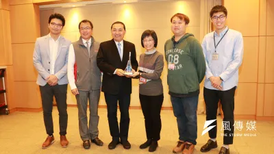 新北工務局「安坑1號道路第二期工程(玫瑰路至安泰路)」與「烏來區覽勝大橋改建工程」勇奪兩獎,成為六都之冠。新工處長祝惠美(右三)今(25)日率領同仁在市政會議中特別將此殊榮獻給市長侯友宜後合影。 (圖/李梅瑛攝)