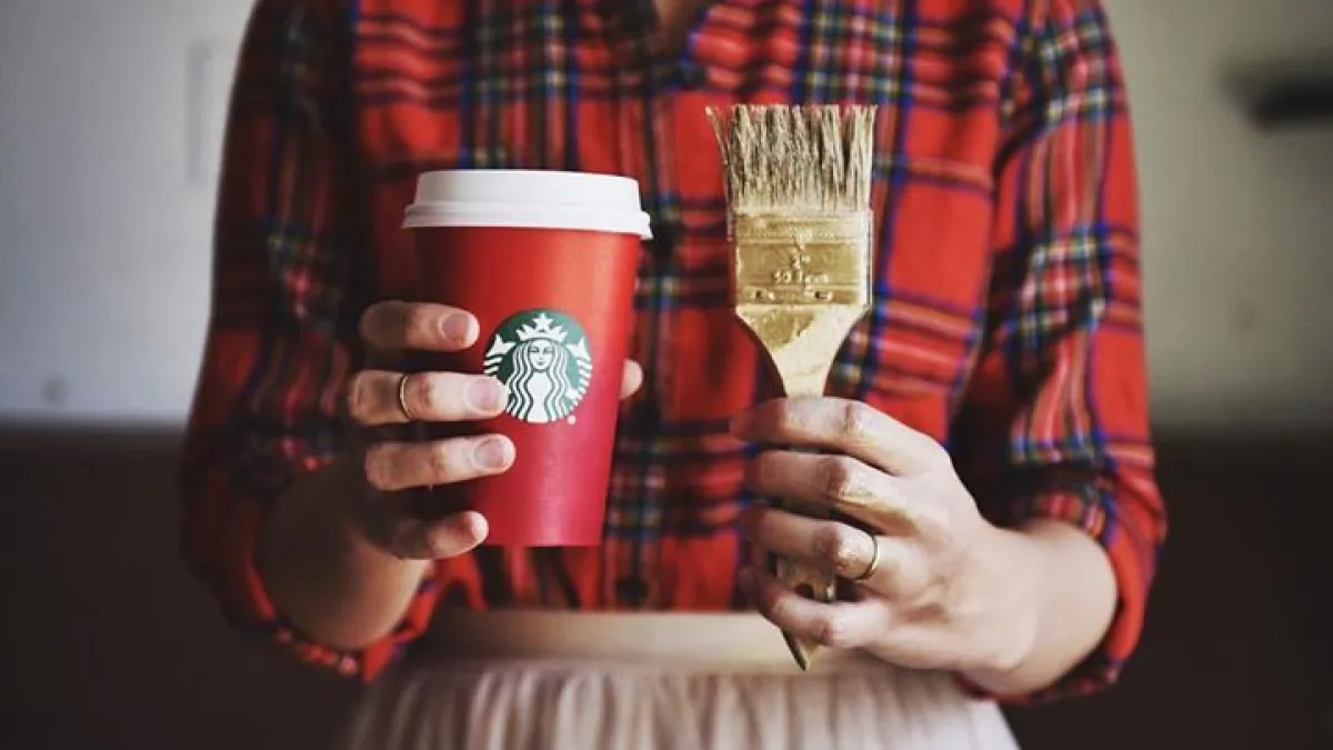 拿著這杯子,整個人都文青了起來,為什麼?(圖/starbucks@facebook)