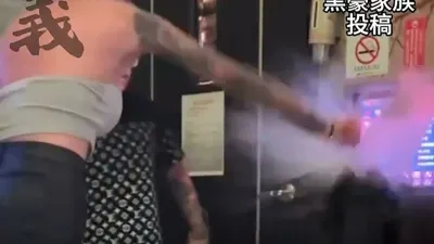 刺青女還拿起桌上的水壺朝長髮女潑水。(圖/翻攝自記者爆料網)