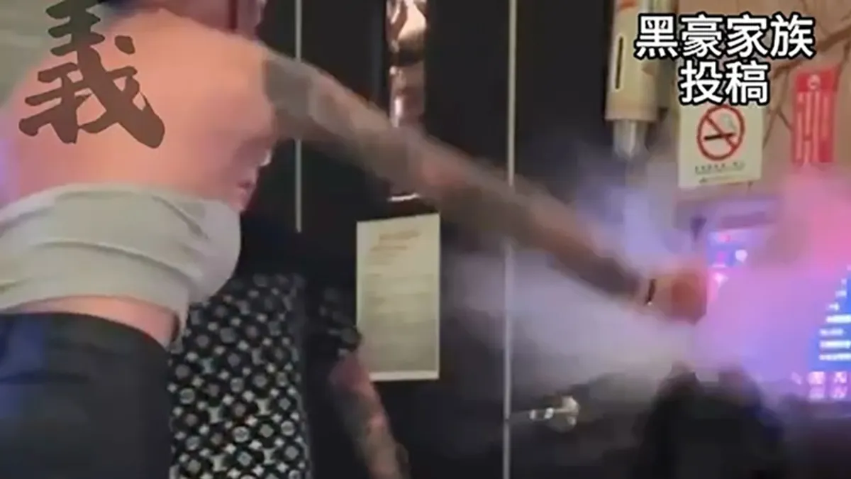 刺青女還拿起桌上的水壺朝長髮女潑水。(圖/翻攝自記者爆料網)